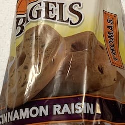 Náhled obrázku pro potravinu Cinnamon Raisin Pre-Sliced Bagels THOMAS bagely se skořicí a rozinkami BIMBO BAKERIES USA 