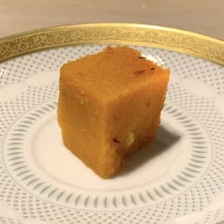 Náhled obrázku pro potravinu Rava kesari indický pudinkový dezert ze semoliny kešu ghee a cukru